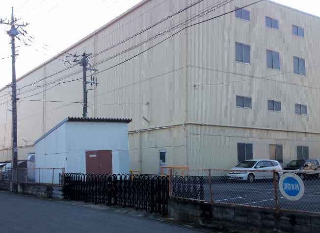 近くのランドマークの倉庫の写真