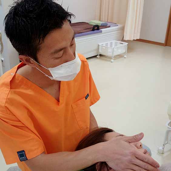 最短小顔矯正の施術中写真