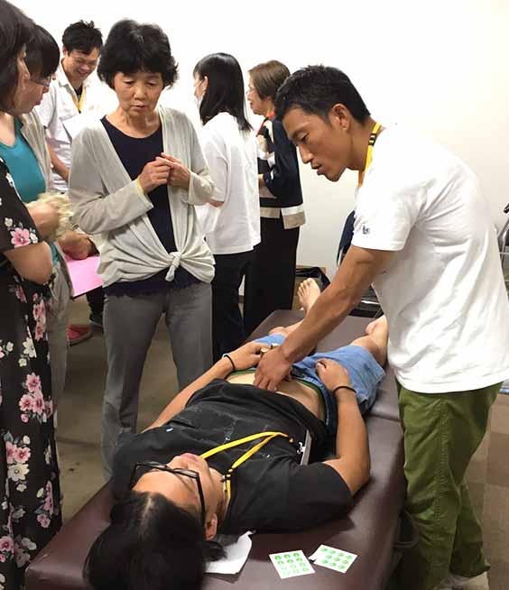勉強会で施術をしながら説明している医院長の写真