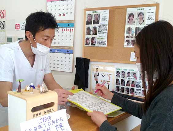 問診票を記入しているイメージ