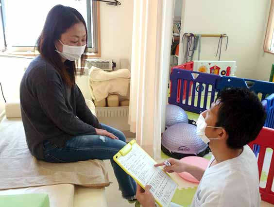 問診票にもとづいて問診しているイメージ