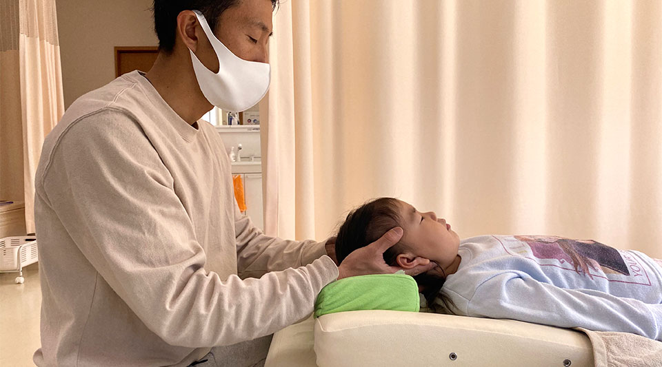 お子さんの頭蓋骨調整施術中の図