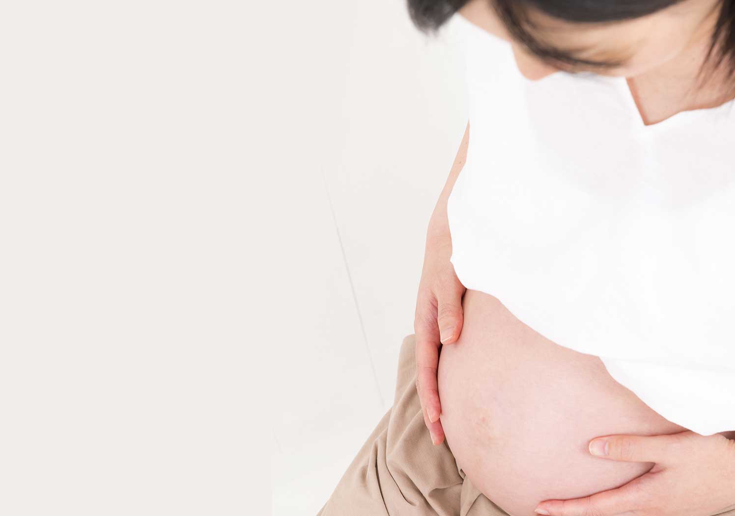 妊婦がお腹を撫でているイメージ