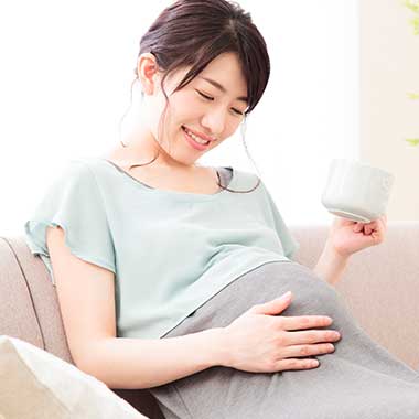 くつろぐ妊婦のイメージ
