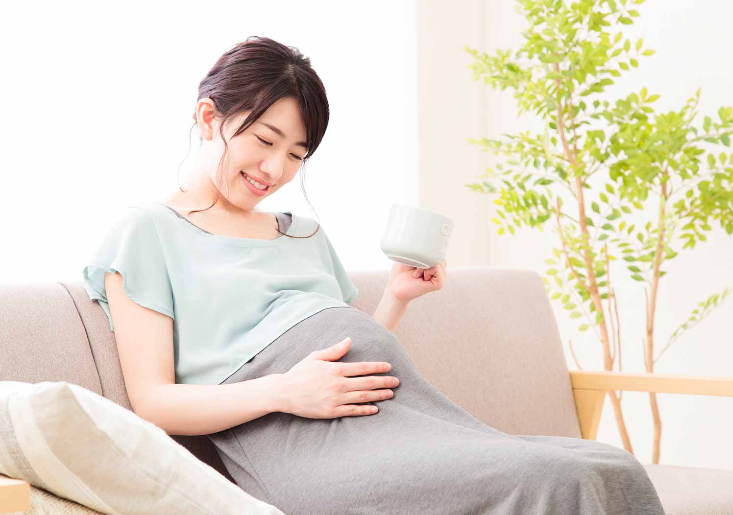妊婦がくつろいでいるイメージ